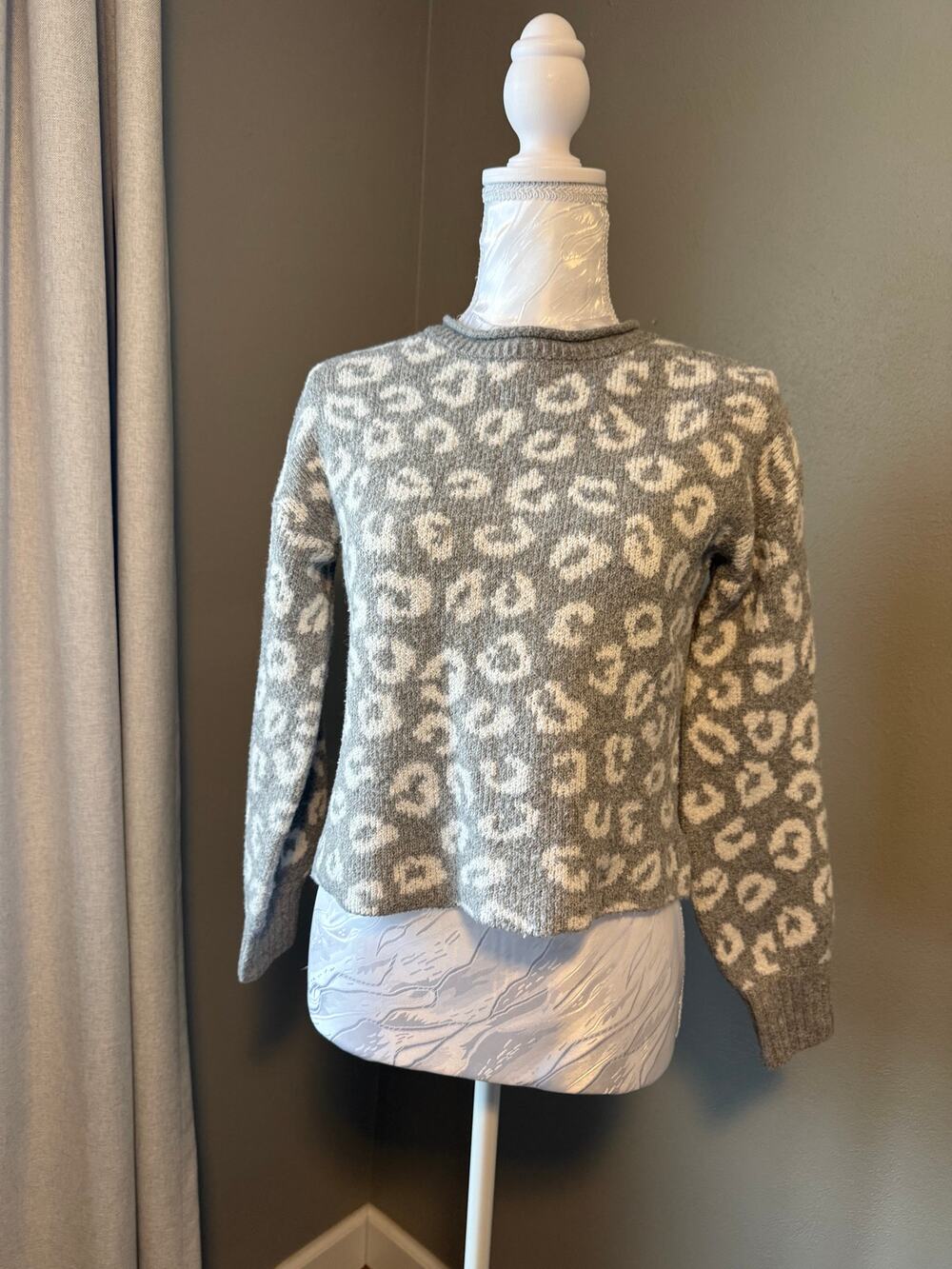Pink Rose Leopard Print Knit Sweater XS Gray Cropped